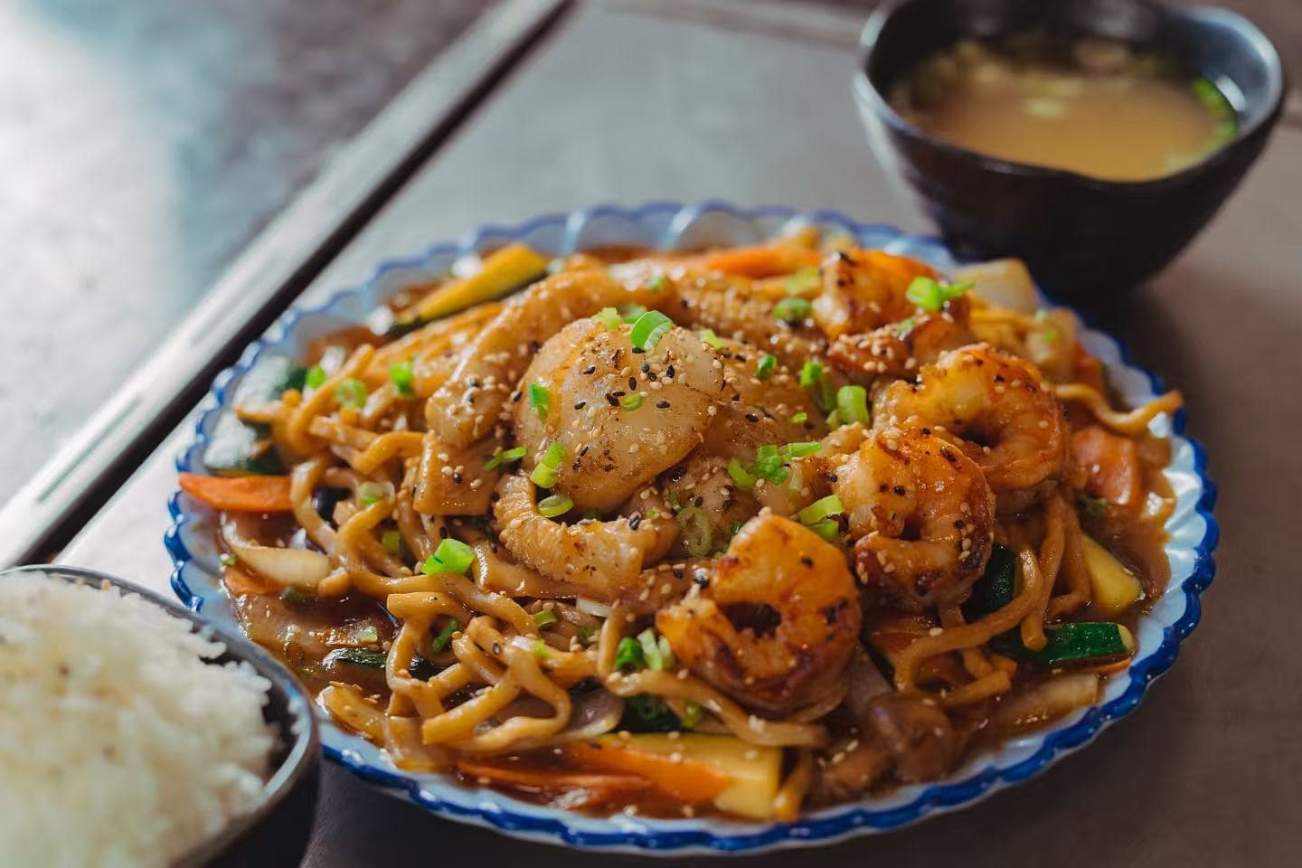 Teppanyaki noodles with shrimp and vegetables