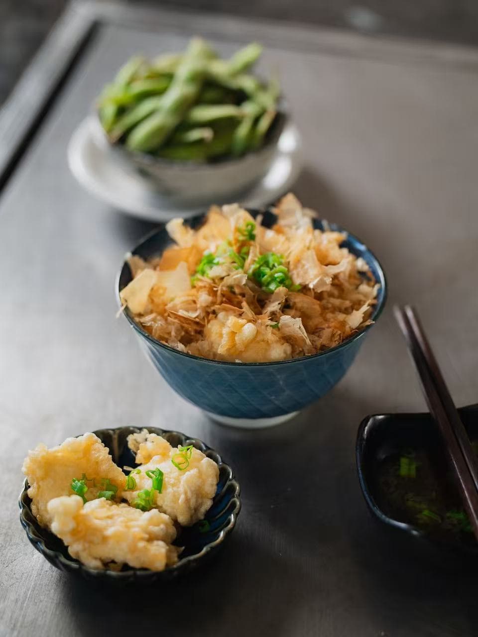 Rice bowls with edamame and sake set